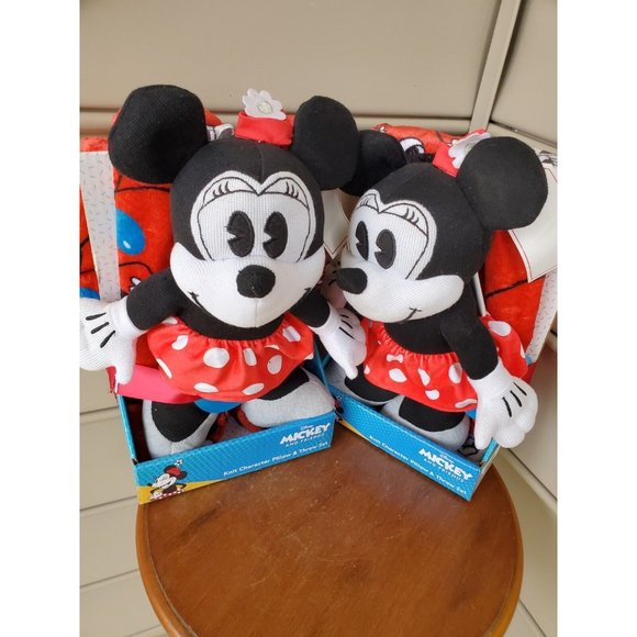 Bundle Disney, Minnie Mouse Plush Blanket & Animatronic Mickey Mouse Christmas - Picture 5 of 16